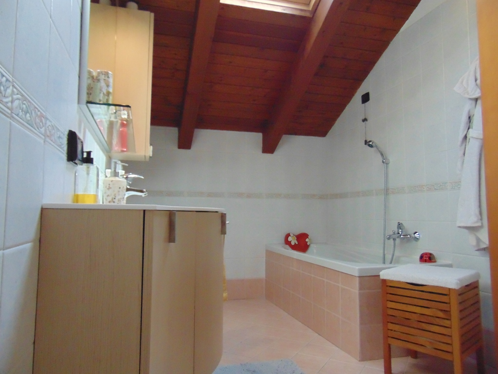 VALMADRERA, TRILOCALE RISTRUTTURATO CON BOX E POSTO AUTO - CLASSE C.