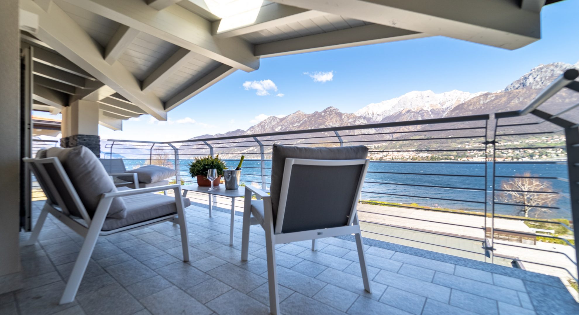 OLIVETO LARIO, CASA VACANZE  VISTA LAGO, COMPLETA DI BOX AUTO - FINO A 6 POSTI LETTO