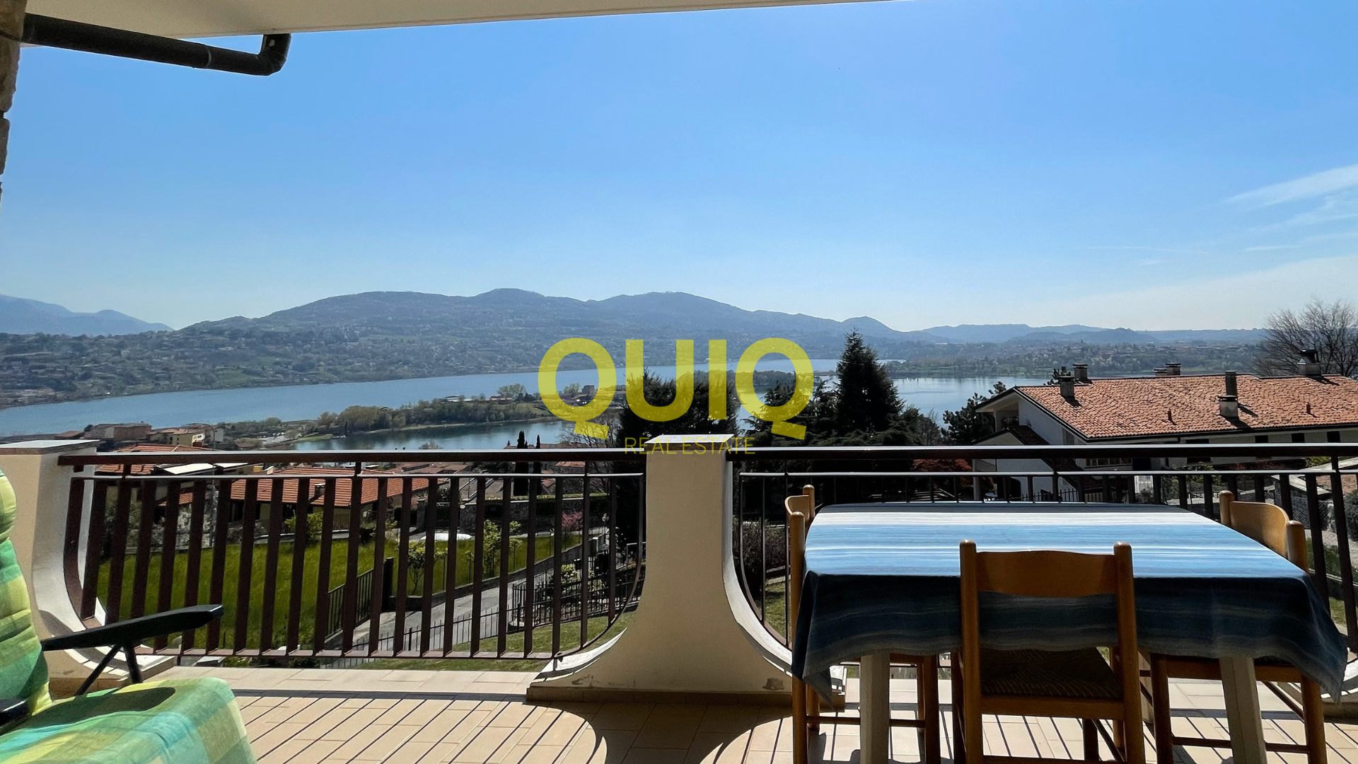 CIVATE, VILLA ADATTA PER DUE NUCLEI FAMILIARI, IN POSIZIONE RESIDENZIALE CON VISTA PANORAMICA LAGO E MONTI