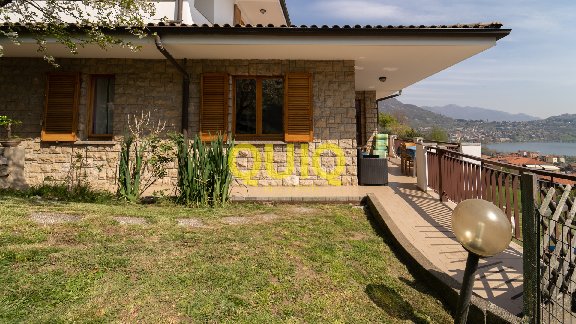 CIVATE, VILLA ADATTA PER DUE NUCLEI FAMILIARI, IN POSIZIONE RESIDENZIALE CON VISTA PANORAMICA LAGO E MONTI