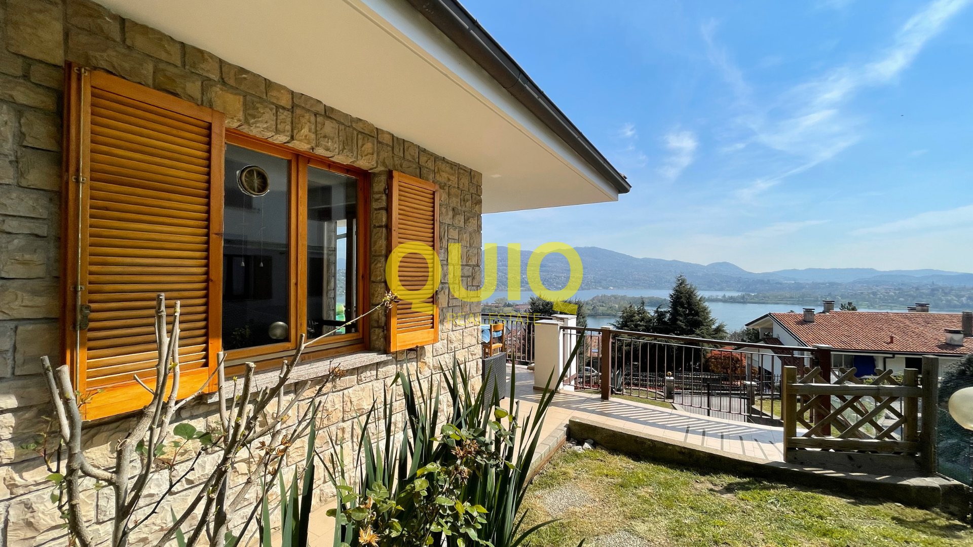 CIVATE, VILLA ADATTA PER DUE NUCLEI FAMILIARI, IN POSIZIONE RESIDENZIALE CON VISTA PANORAMICA LAGO E MONTI