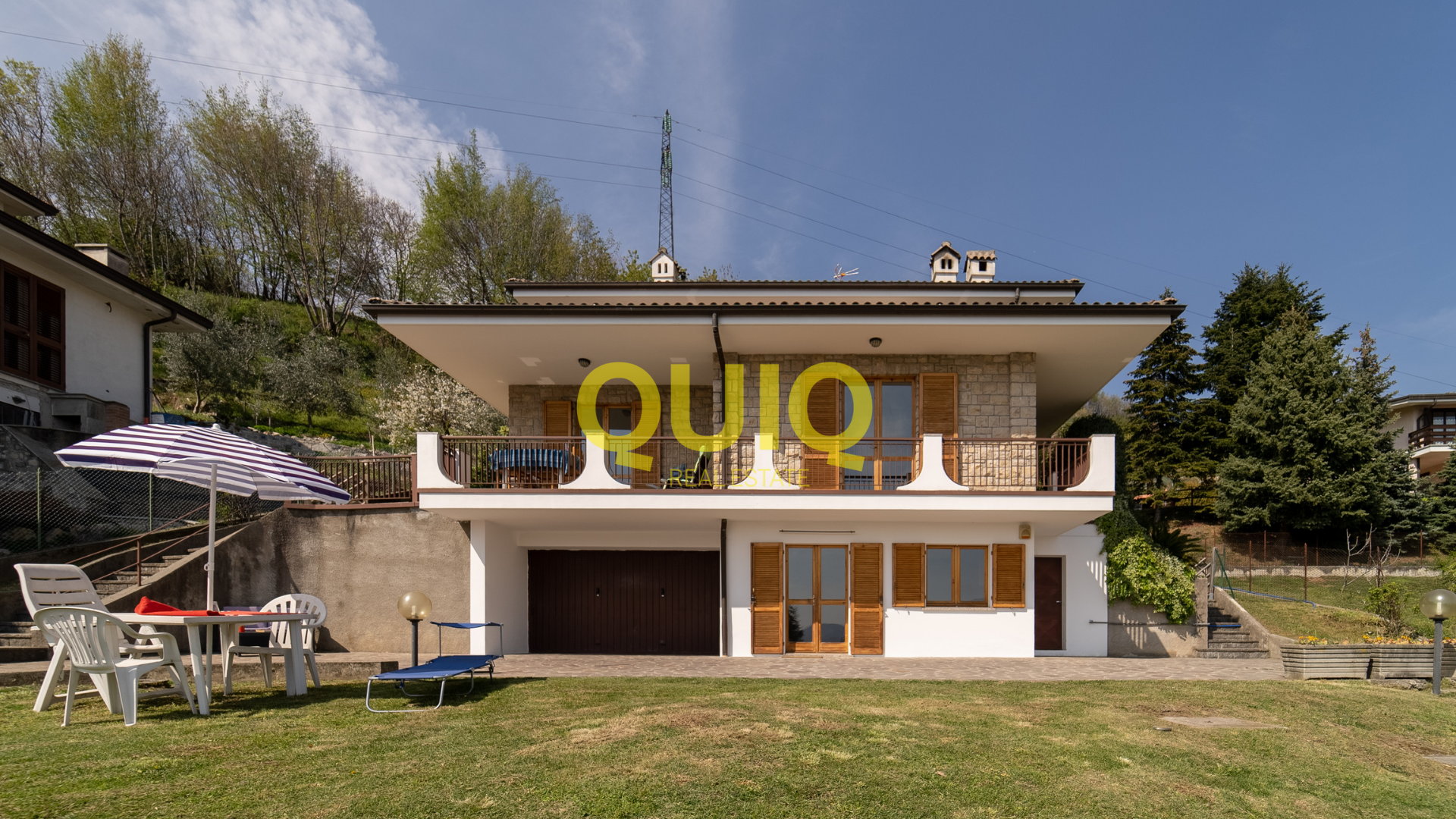 CIVATE, VILLA ADATTA PER DUE NUCLEI FAMILIARI, IN POSIZIONE RESIDENZIALE CON VISTA PANORAMICA LAGO E MONTI