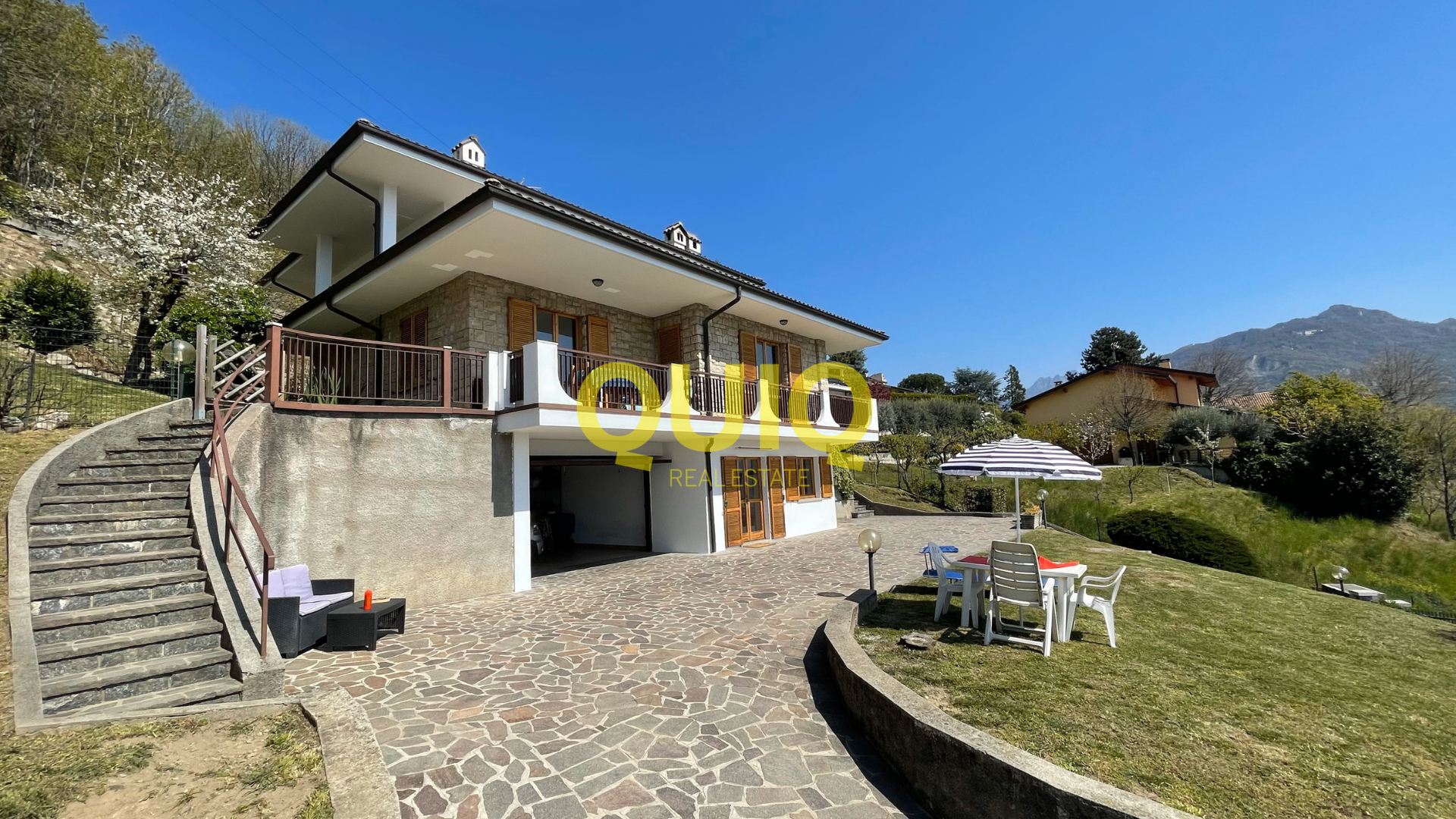 CIVATE, VILLA ADATTA PER DUE NUCLEI FAMILIARI, IN POSIZIONE RESIDENZIALE CON VISTA PANORAMICA LAGO E MONTI