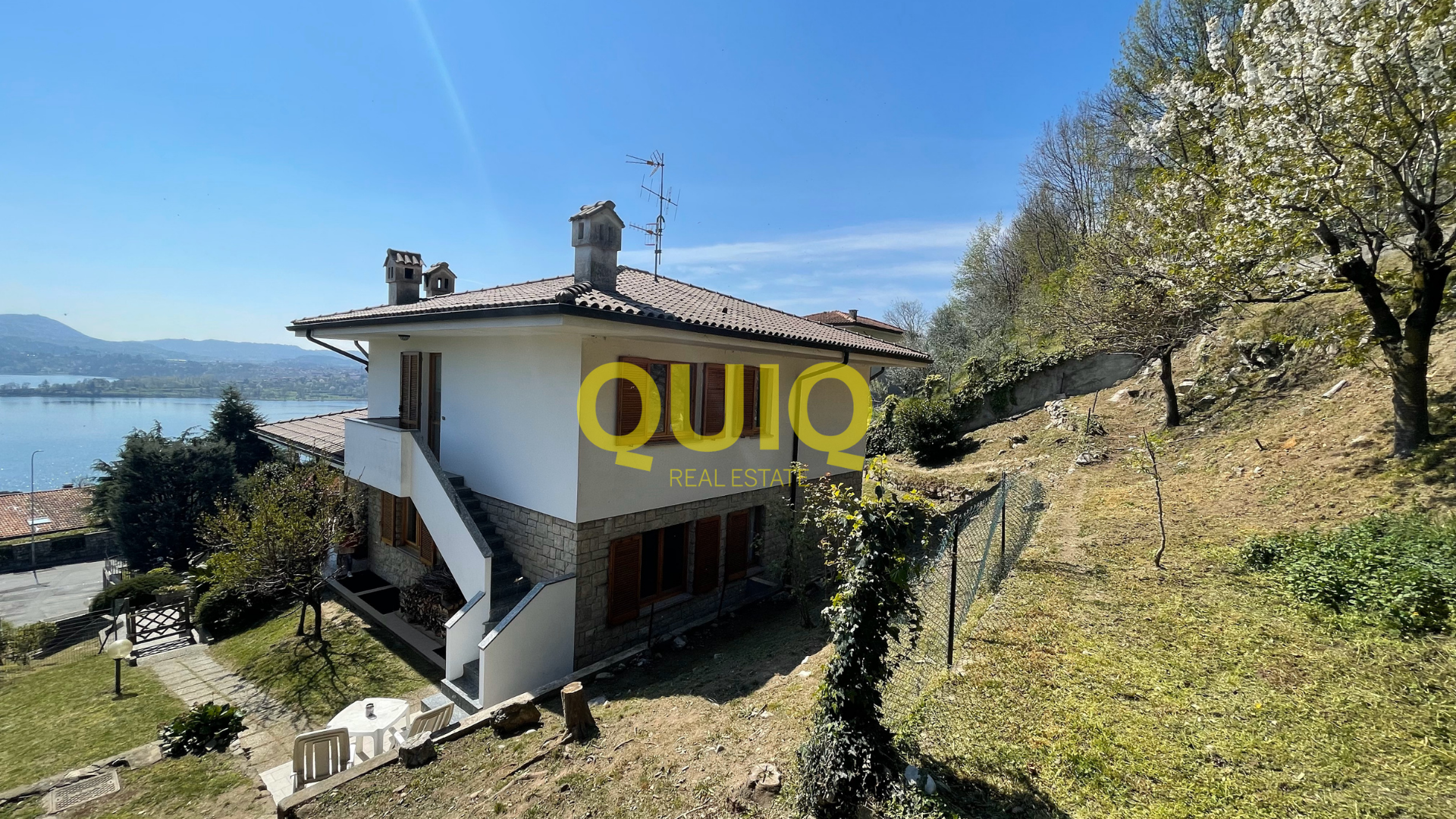 CIVATE, VILLA ADATTA PER DUE NUCLEI FAMILIARI, IN POSIZIONE RESIDENZIALE CON VISTA PANORAMICA LAGO E MONTI