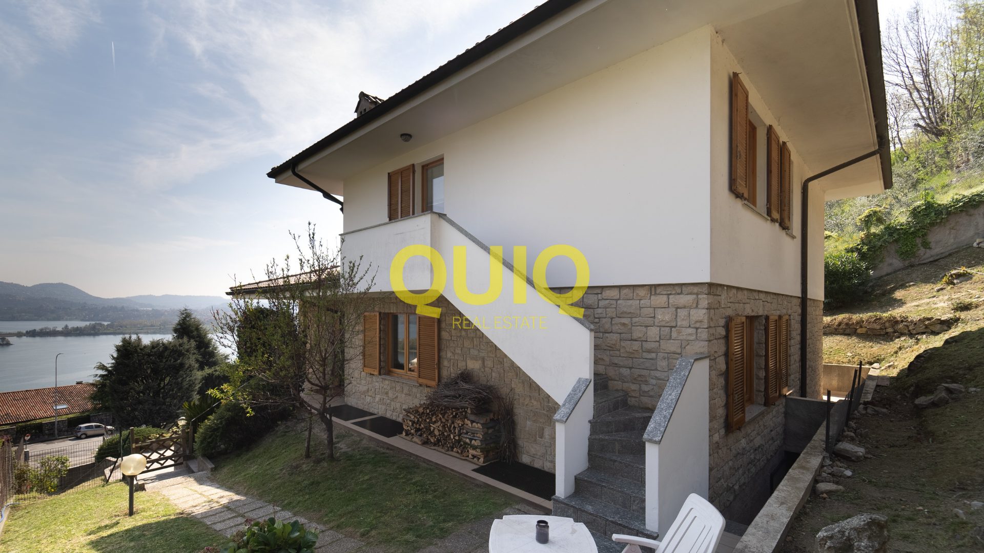 CIVATE, VILLA ADATTA PER DUE NUCLEI FAMILIARI, IN POSIZIONE RESIDENZIALE CON VISTA PANORAMICA LAGO E MONTI