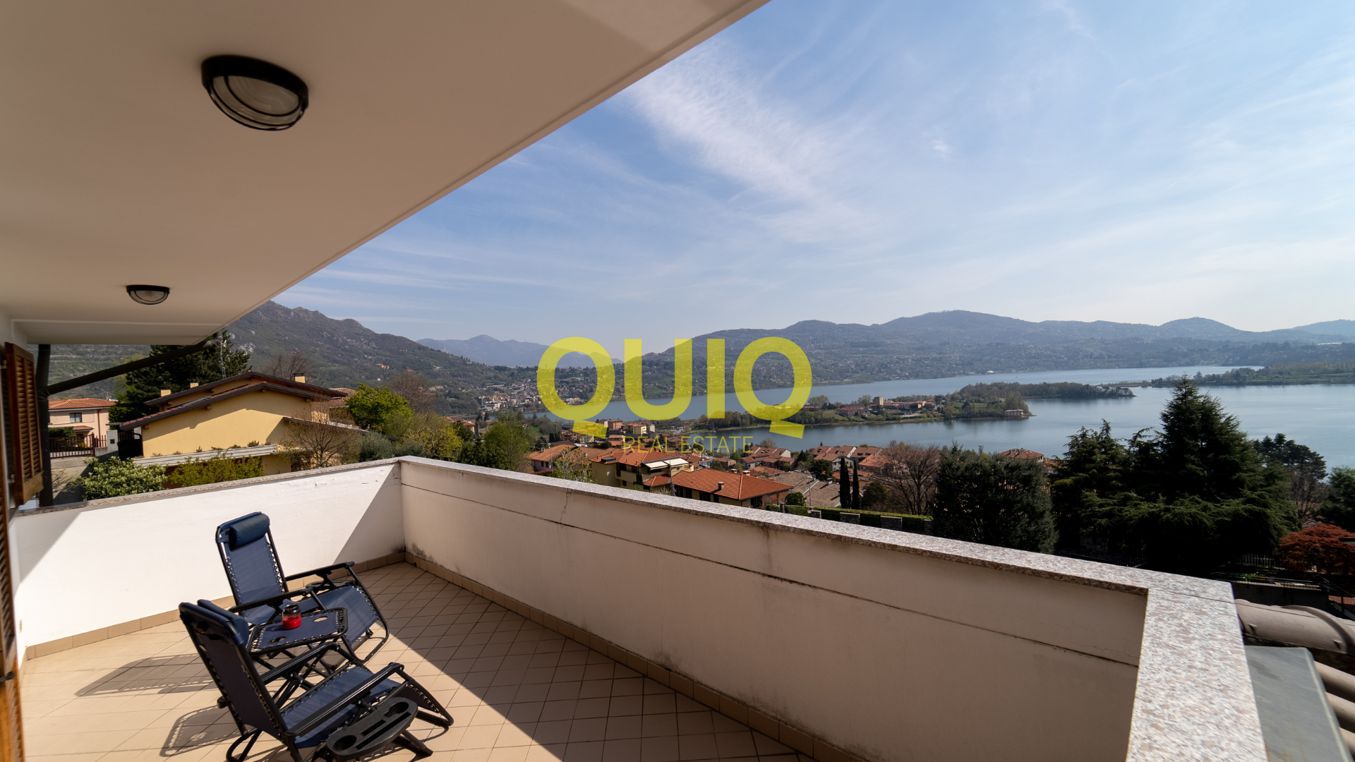 CIVATE, VILLA ADATTA PER DUE NUCLEI FAMILIARI, IN POSIZIONE RESIDENZIALE CON VISTA PANORAMICA LAGO E MONTI