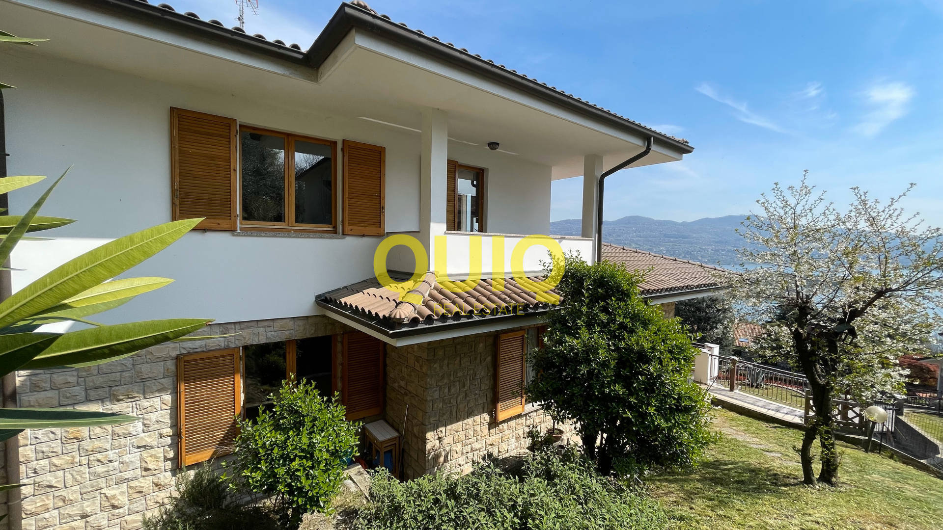 CIVATE, VILLA ADATTA PER DUE NUCLEI FAMILIARI, IN POSIZIONE RESIDENZIALE CON VISTA PANORAMICA LAGO E MONTI