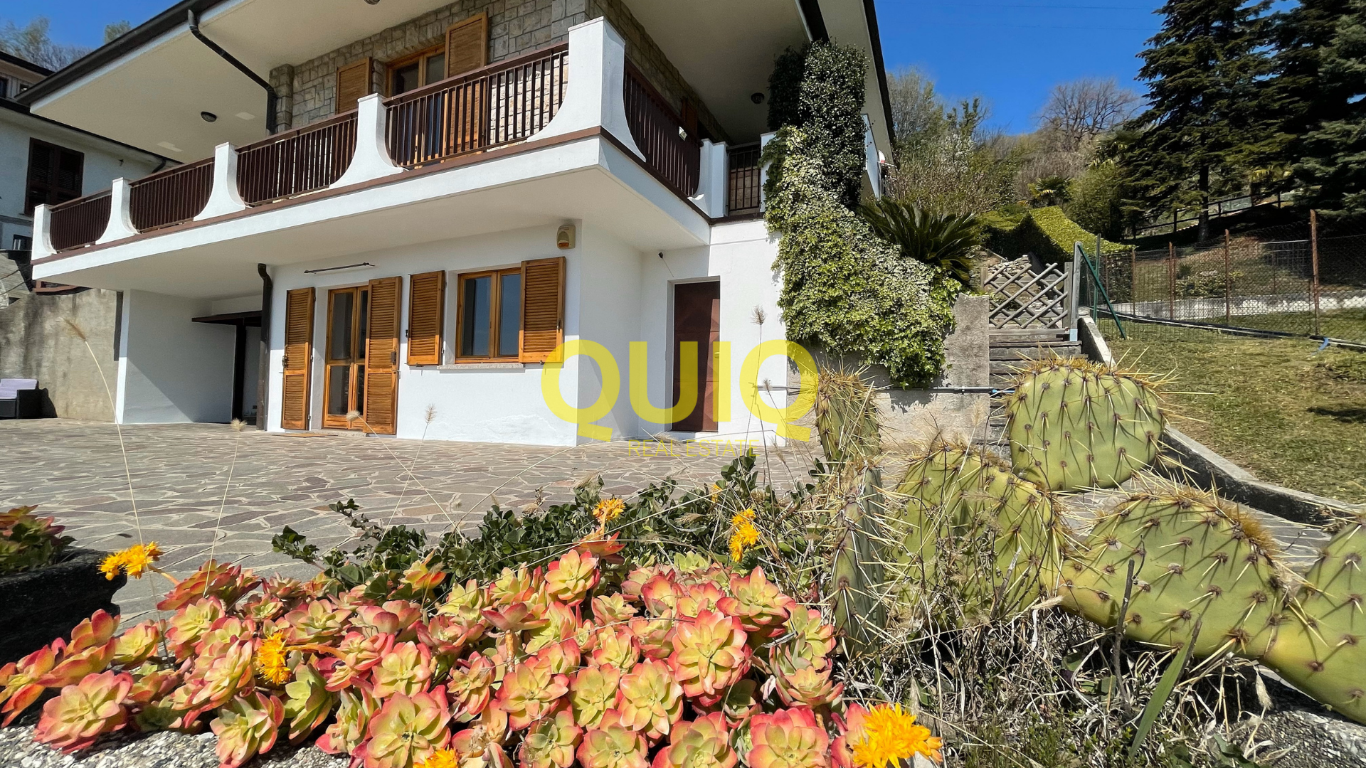 CIVATE, VILLA ADATTA PER DUE NUCLEI FAMILIARI, IN POSIZIONE RESIDENZIALE CON VISTA PANORAMICA LAGO E MONTI