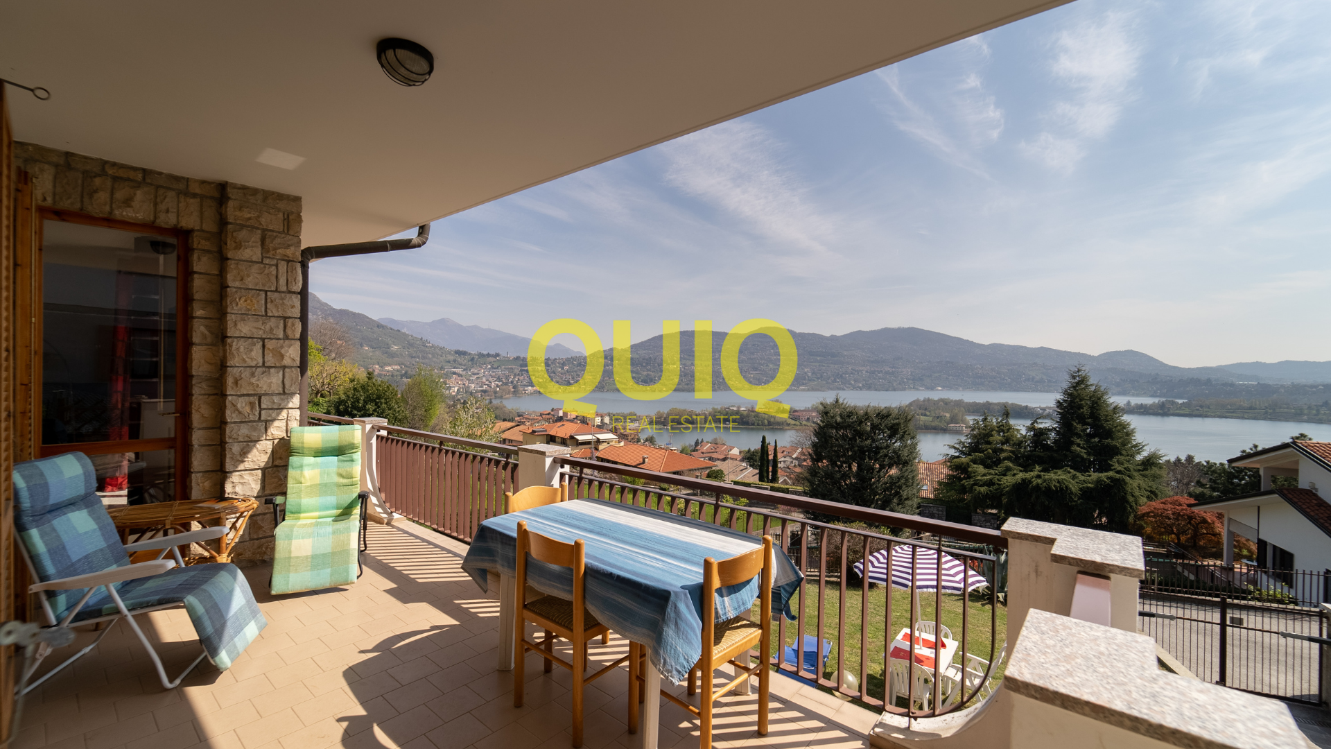 CIVATE, VILLA ADATTA PER DUE NUCLEI FAMILIARI, IN POSIZIONE RESIDENZIALE CON VISTA PANORAMICA LAGO E MONTI