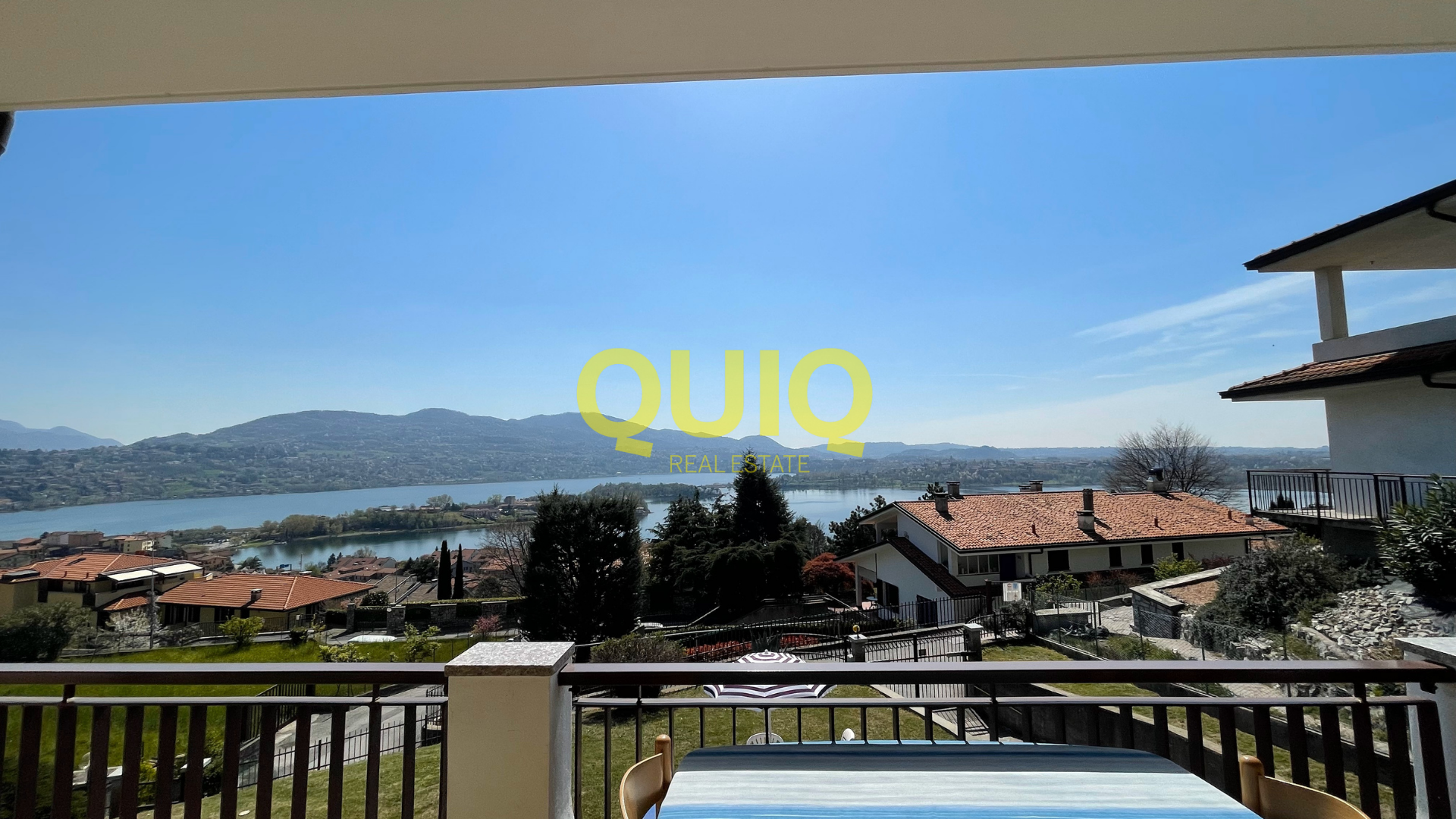 CIVATE, VILLA ADATTA PER DUE NUCLEI FAMILIARI, IN POSIZIONE RESIDENZIALE CON VISTA PANORAMICA LAGO E MONTI