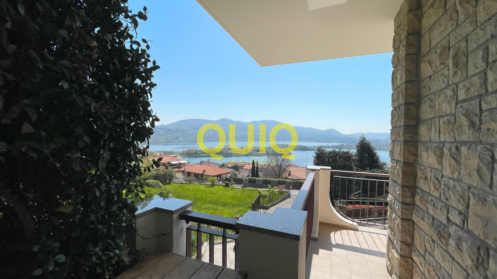 CIVATE, VILLA ADATTA PER DUE NUCLEI FAMILIARI, IN POSIZIONE RESIDENZIALE CON VISTA PANORAMICA LAGO E MONTI