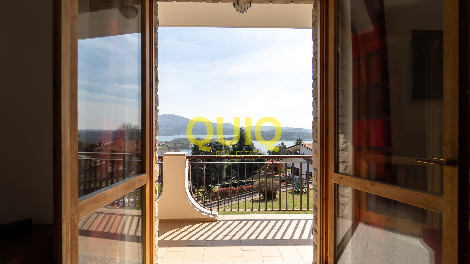CIVATE, VILLA ADATTA PER DUE NUCLEI FAMILIARI, IN POSIZIONE RESIDENZIALE CON VISTA PANORAMICA LAGO E MONTI