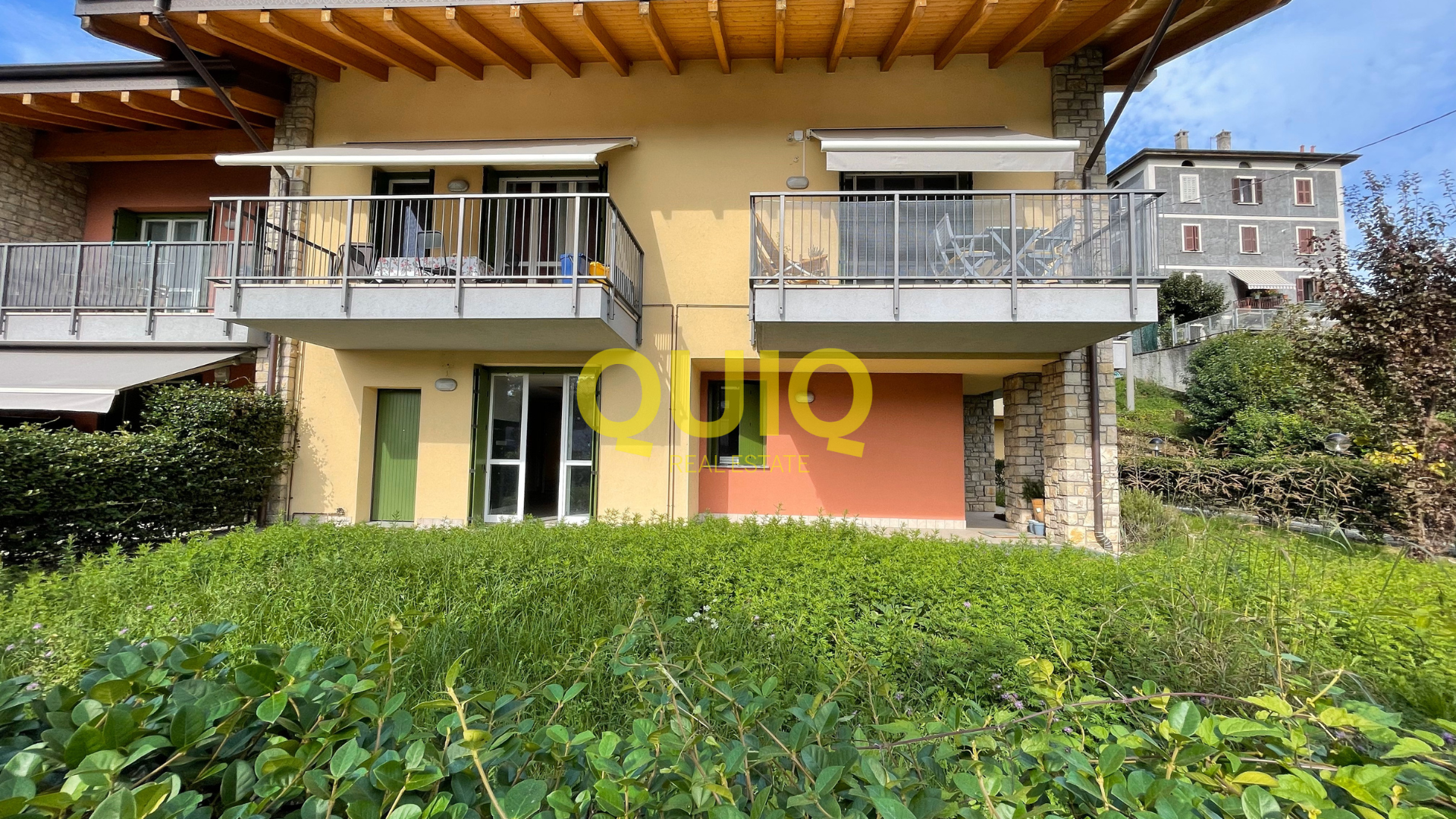 BOSISIO PARINI, TRILOCALE AL PT CON GIARDINO PRIVATO, BOX DOPPIO, CANTINA