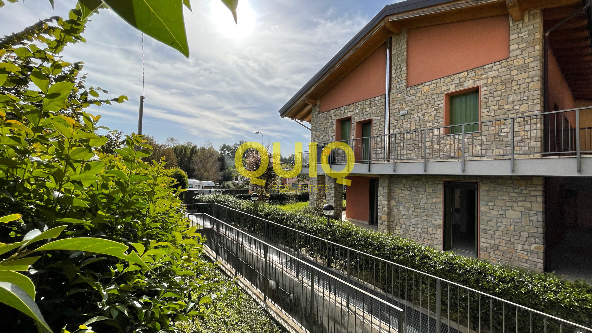 BOSISIO PARINI, TRILOCALE AL PT CON GIARDINO PRIVATO, BOX DOPPIO, CANTINA