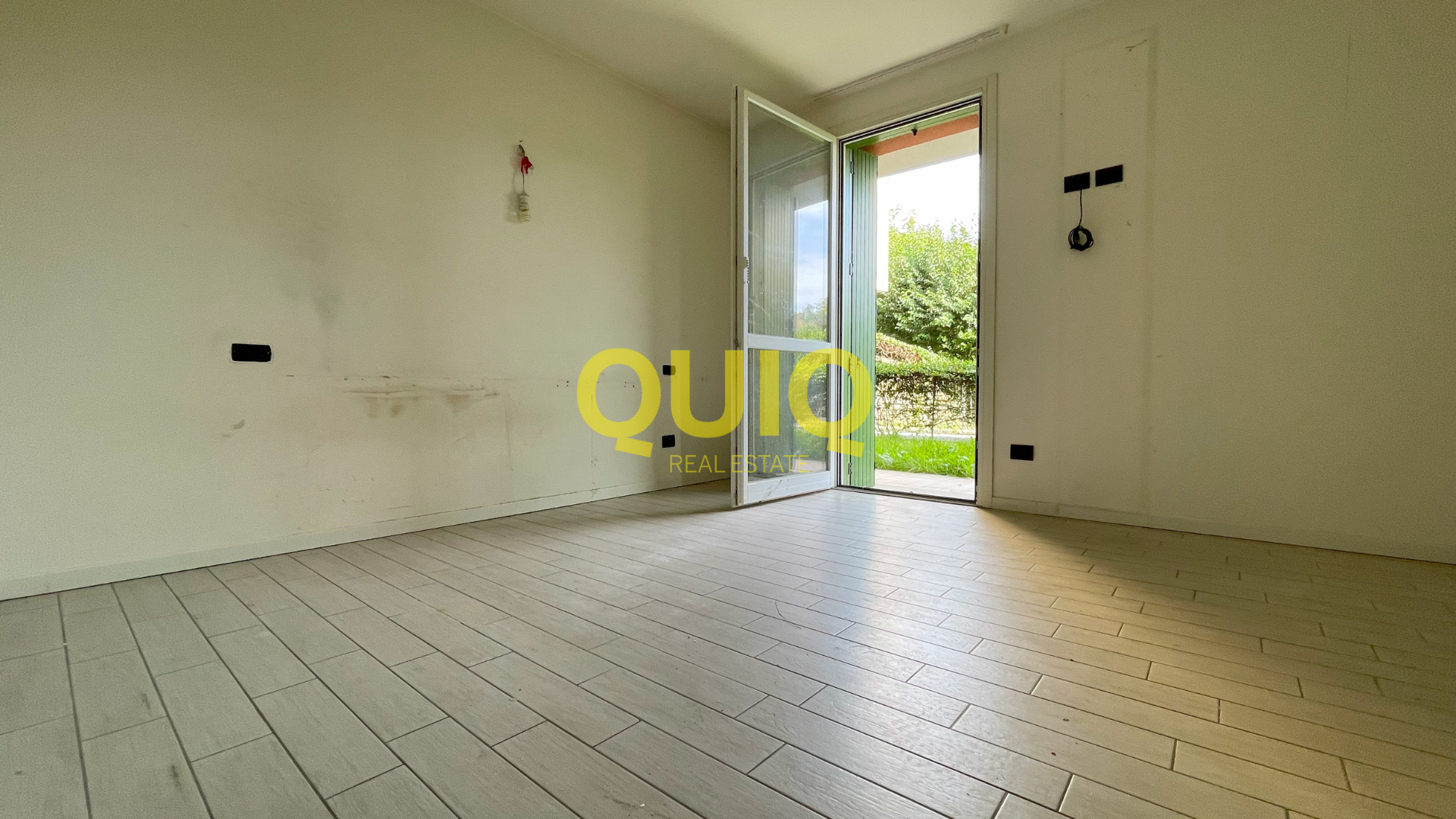 BOSISIO PARINI, TRILOCALE AL PT CON GIARDINO PRIVATO, BOX DOPPIO, CANTINA