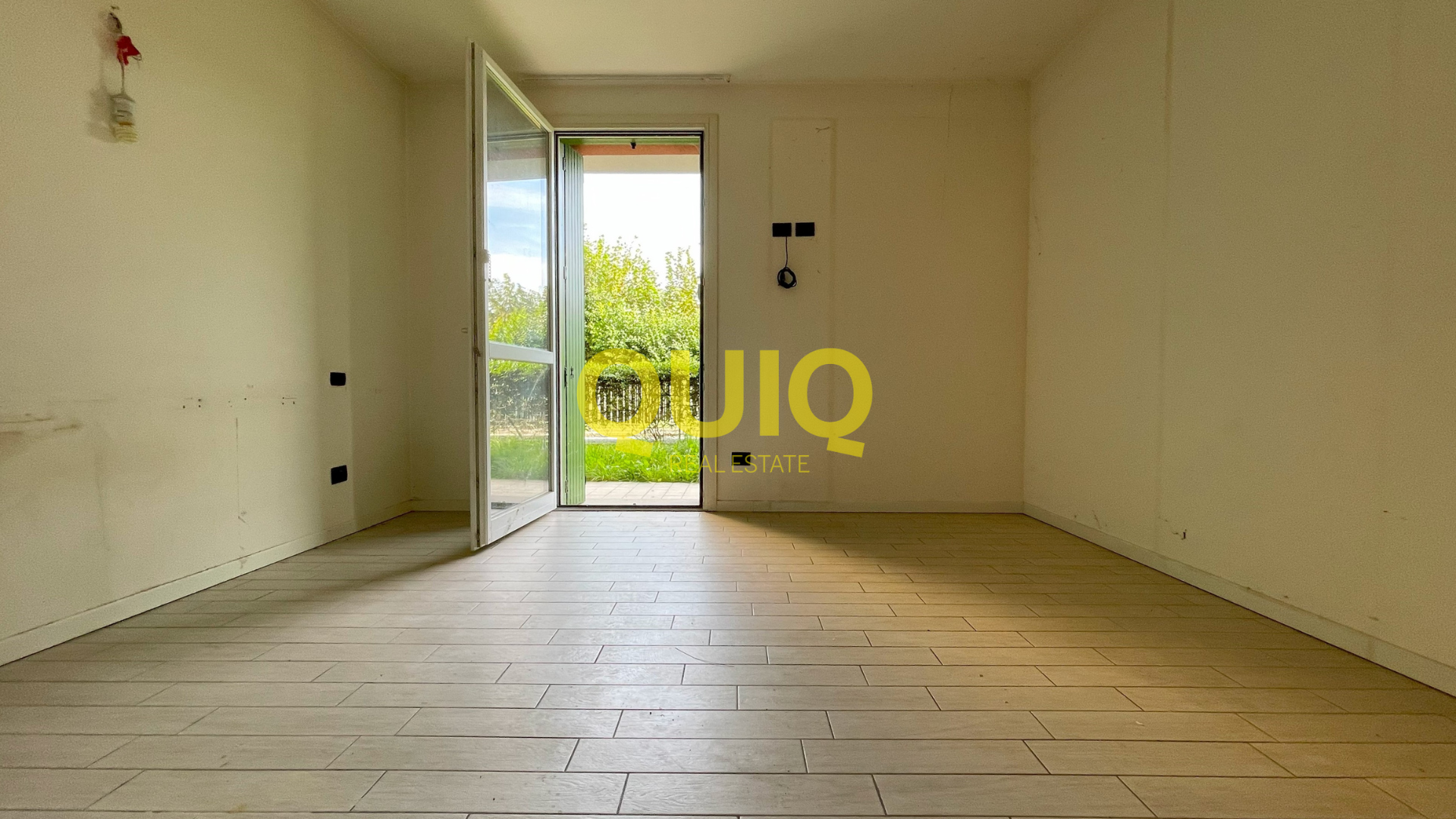 BOSISIO PARINI, TRILOCALE AL PT CON GIARDINO PRIVATO, BOX DOPPIO, CANTINA