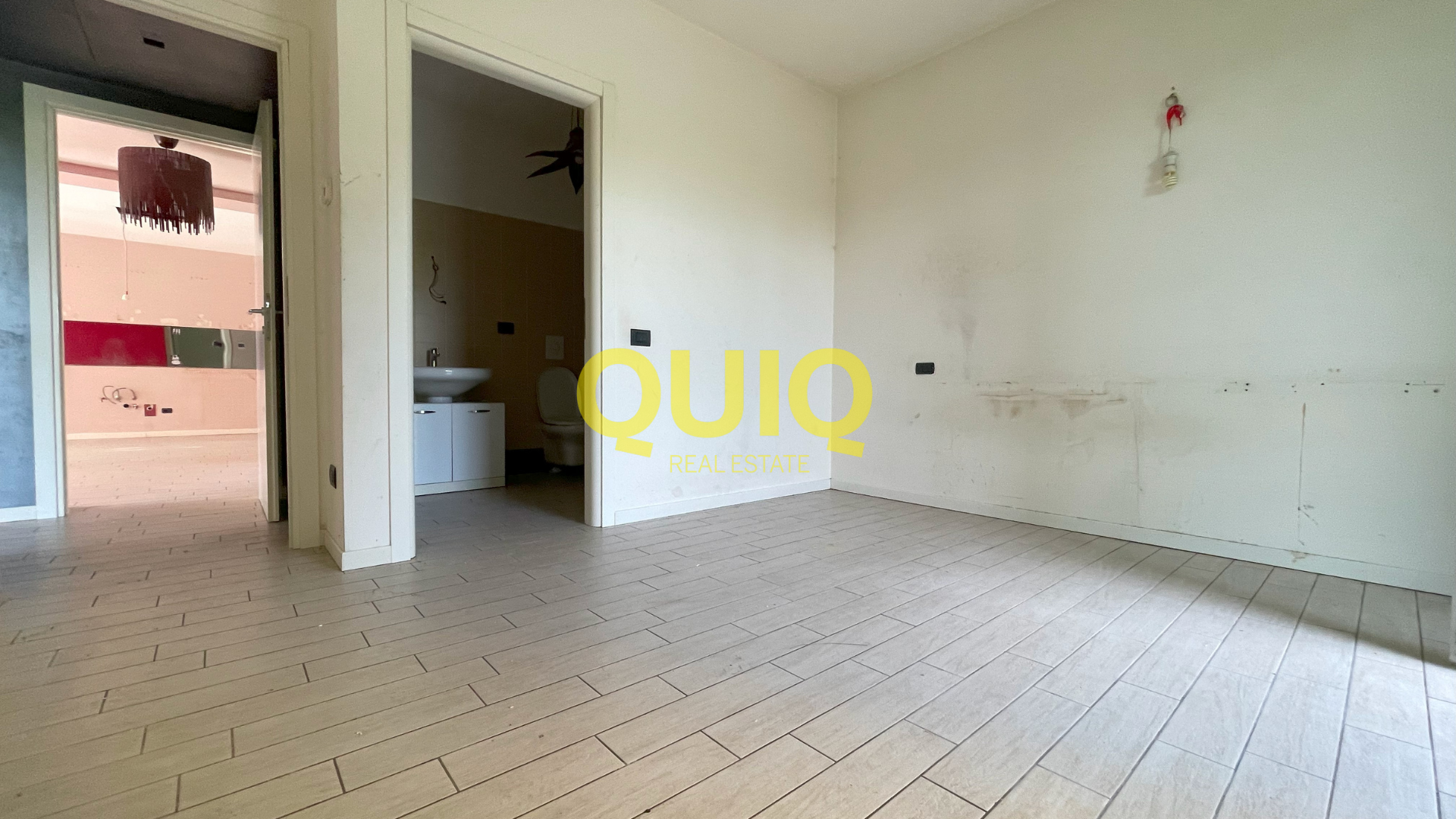 BOSISIO PARINI, TRILOCALE AL PT CON GIARDINO PRIVATO, BOX DOPPIO, CANTINA