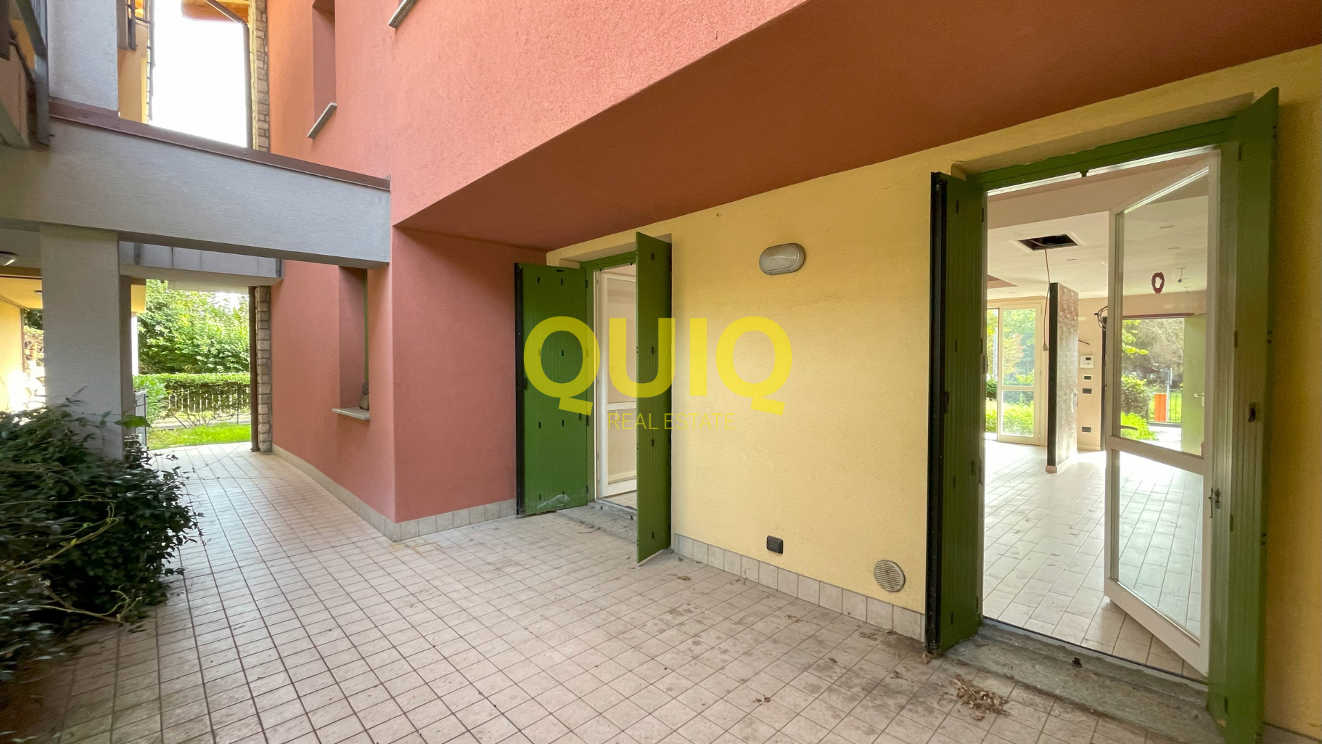 BOSISIO PARINI, TRILOCALE AL PT CON GIARDINO PRIVATO, BOX DOPPIO, CANTINA