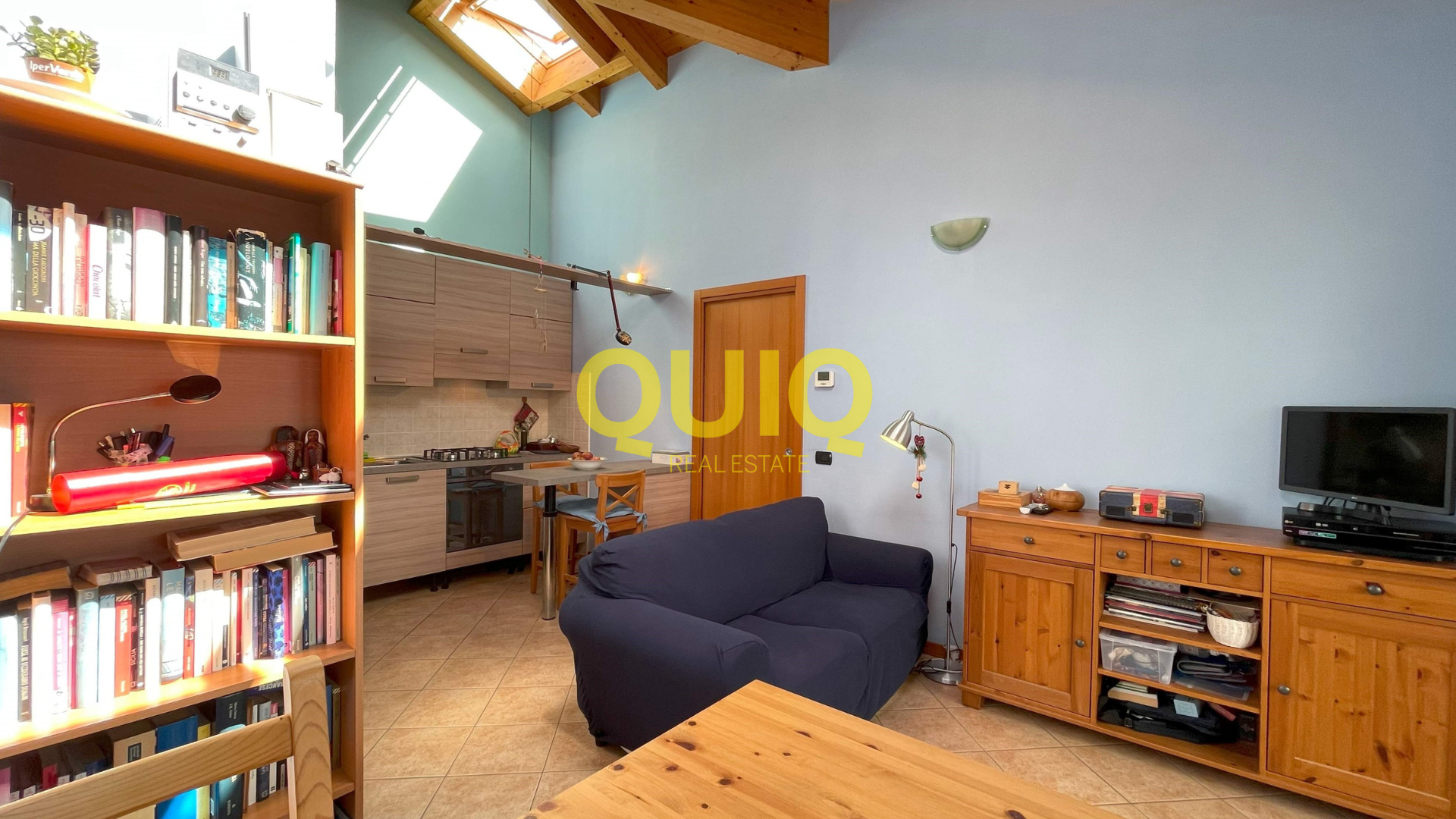 BOSISIO PARINI, BILOCALE MANSARDATO CON BALCONE, POSTO AUTO E ZERO BARRIERE ARCHITETTONICHE