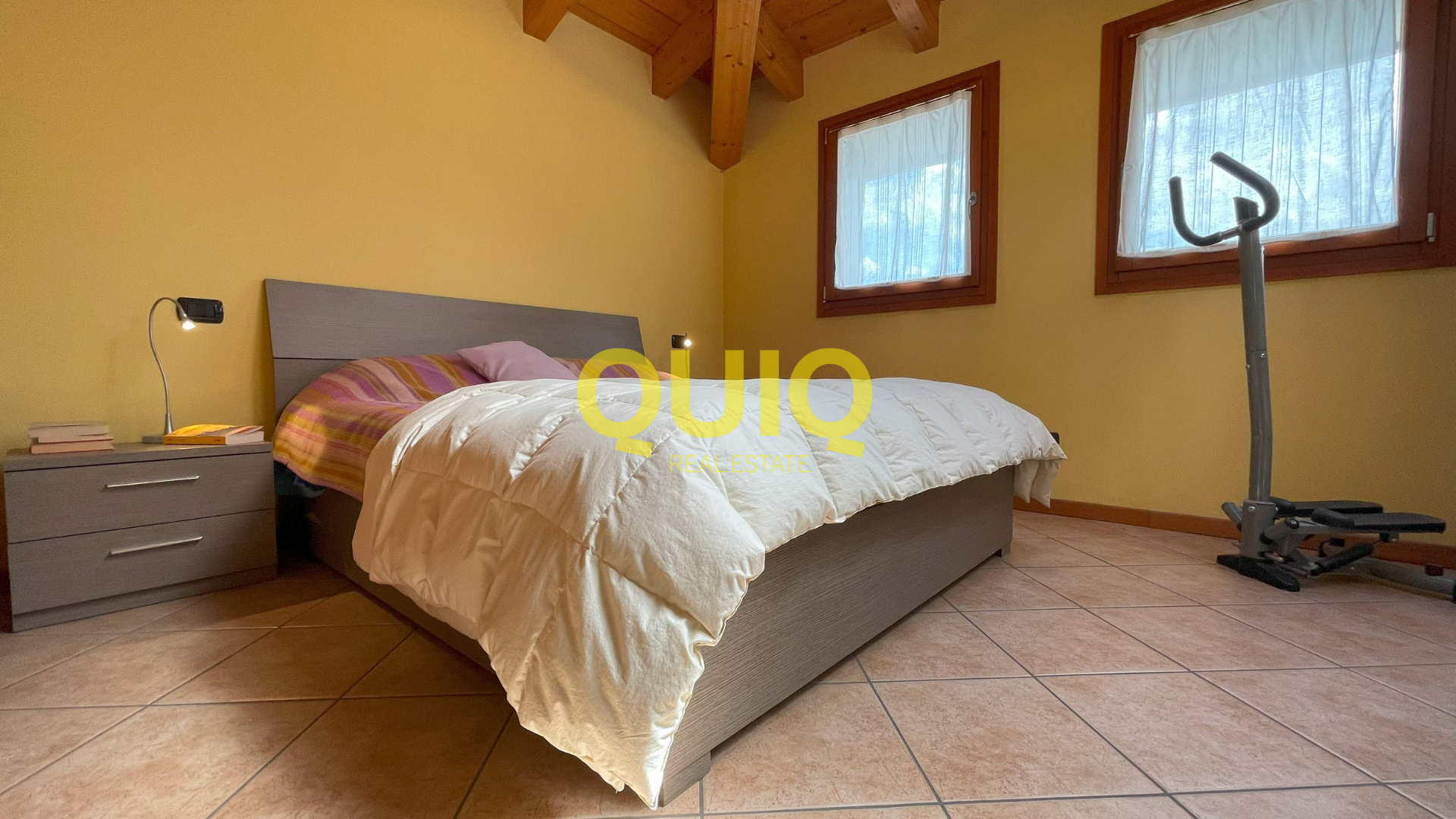 BOSISIO PARINI, BILOCALE MANSARDATO CON BALCONE, POSTO AUTO E ZERO BARRIERE ARCHITETTONICHE