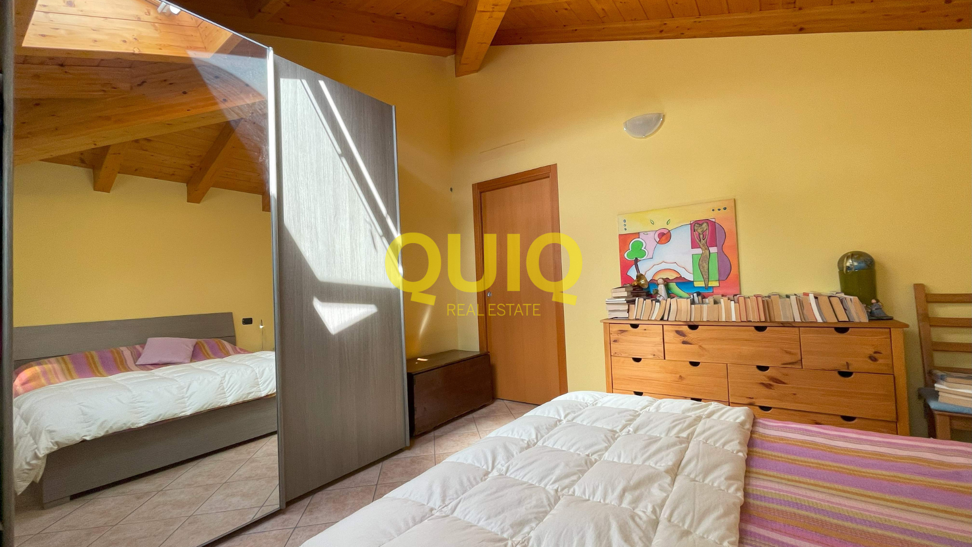 BOSISIO PARINI, BILOCALE MANSARDATO CON BALCONE, POSTO AUTO E ZERO BARRIERE ARCHITETTONICHE
