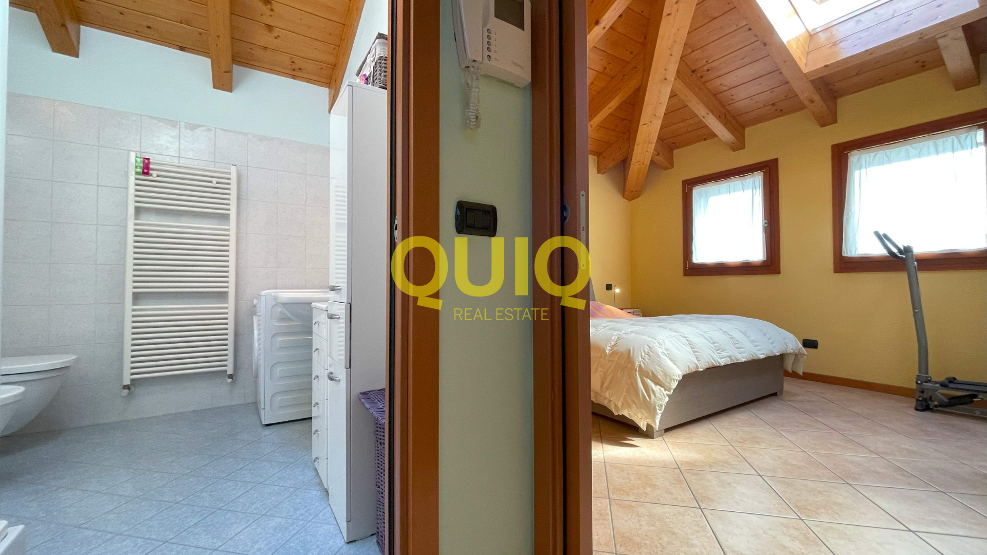 BOSISIO PARINI, BILOCALE MANSARDATO CON BALCONE, POSTO AUTO E ZERO BARRIERE ARCHITETTONICHE