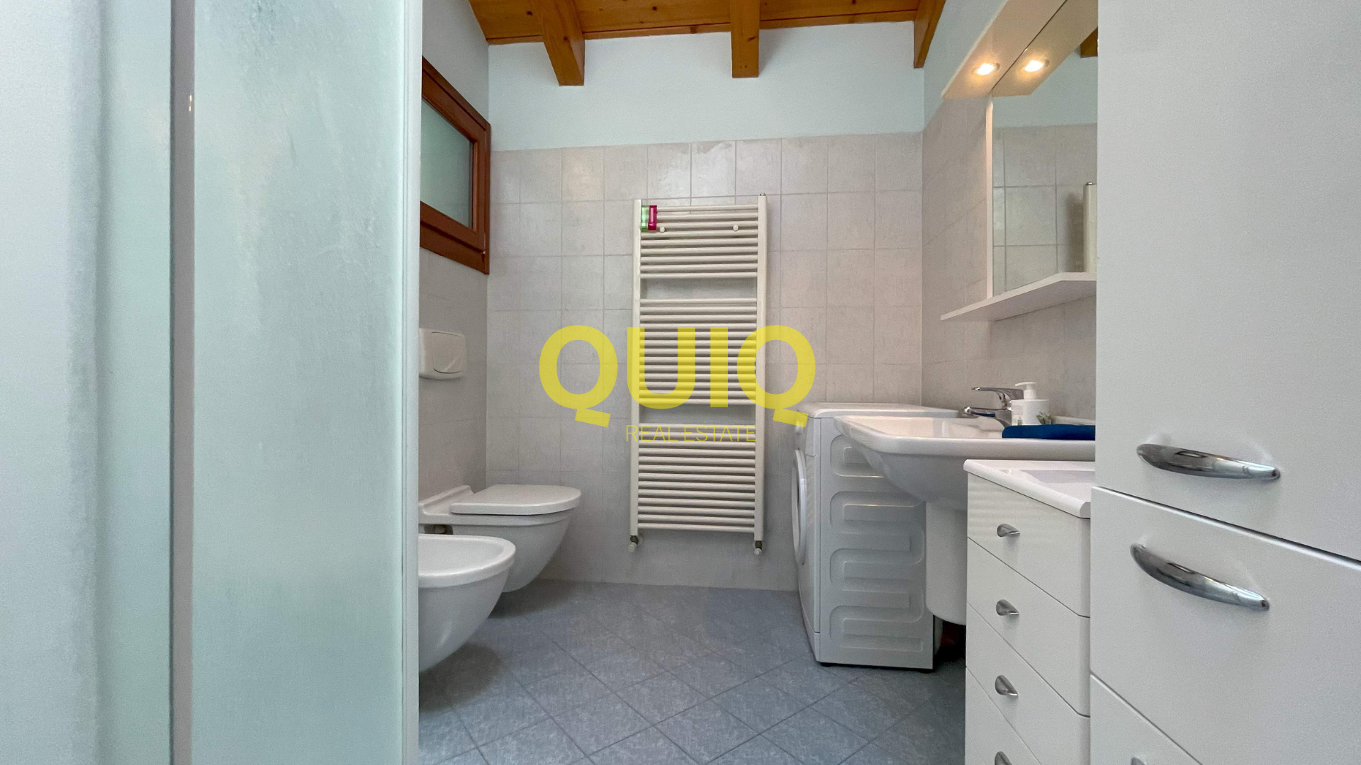 BOSISIO PARINI, BILOCALE MANSARDATO CON BALCONE, POSTO AUTO E ZERO BARRIERE ARCHITETTONICHE