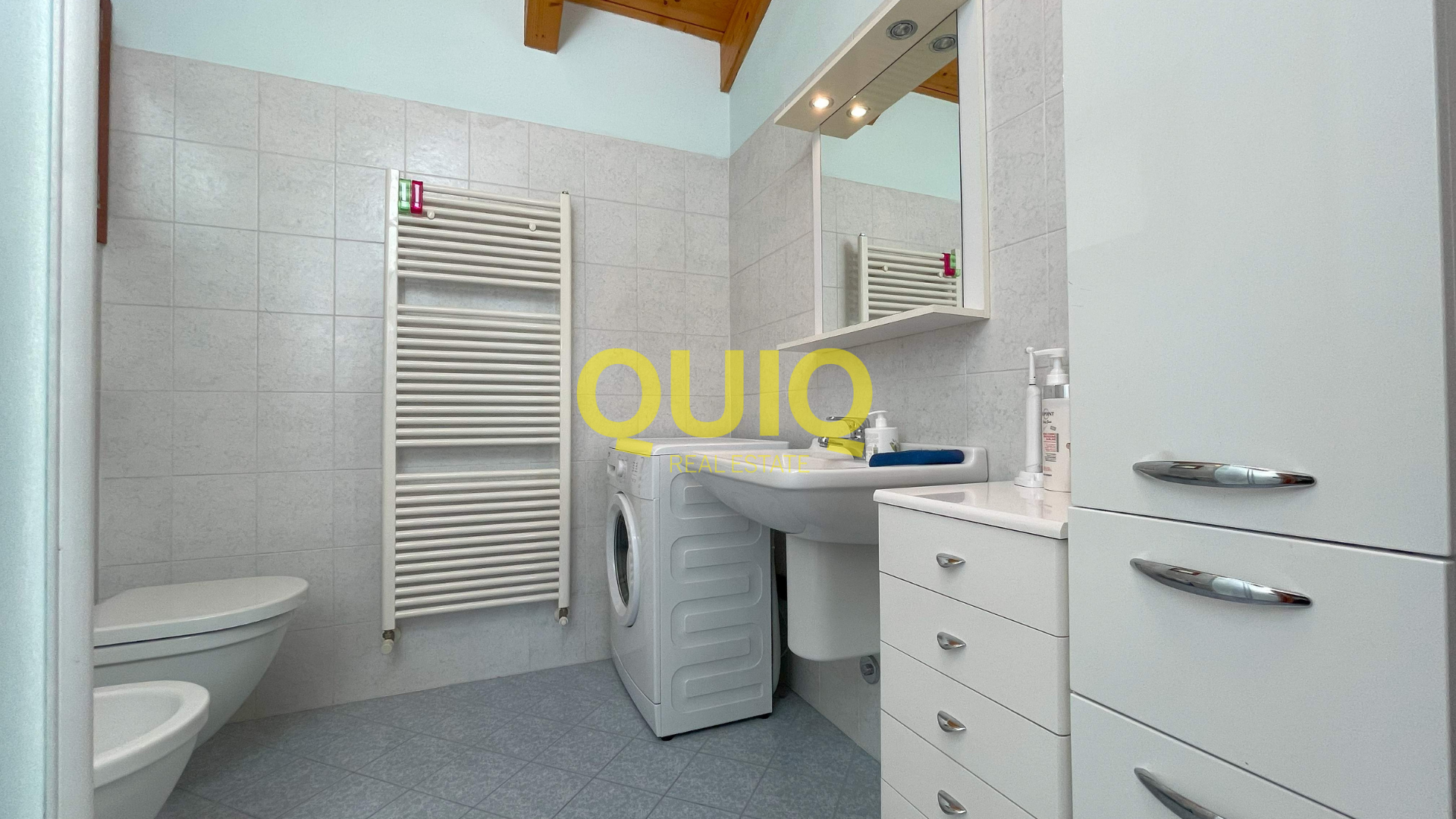 BOSISIO PARINI, BILOCALE MANSARDATO CON BALCONE, POSTO AUTO E ZERO BARRIERE ARCHITETTONICHE