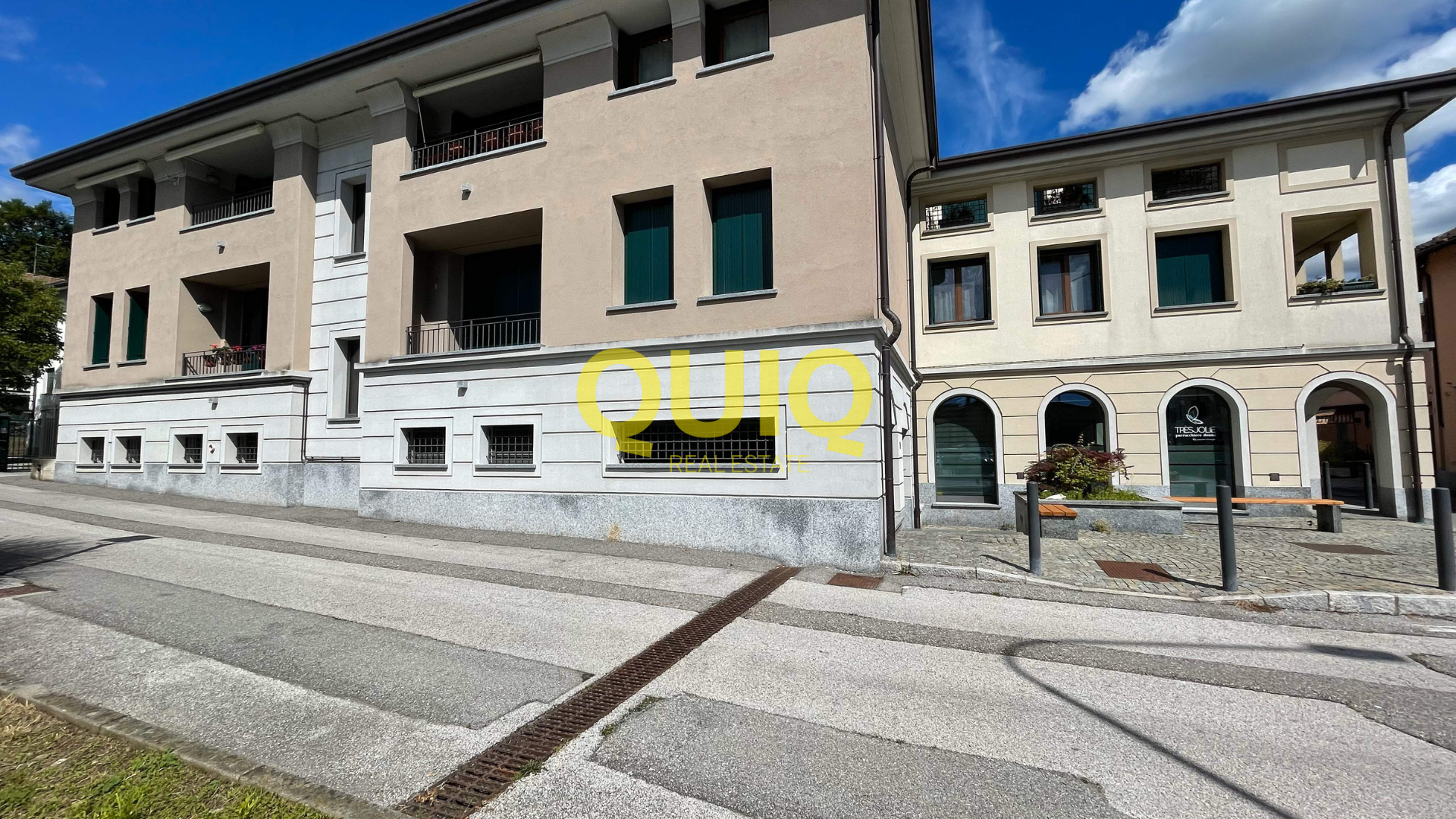 BOSISIO PARINI, BILOCALE MANSARDATO CON BALCONE, POSTO AUTO E ZERO BARRIERE ARCHITETTONICHE