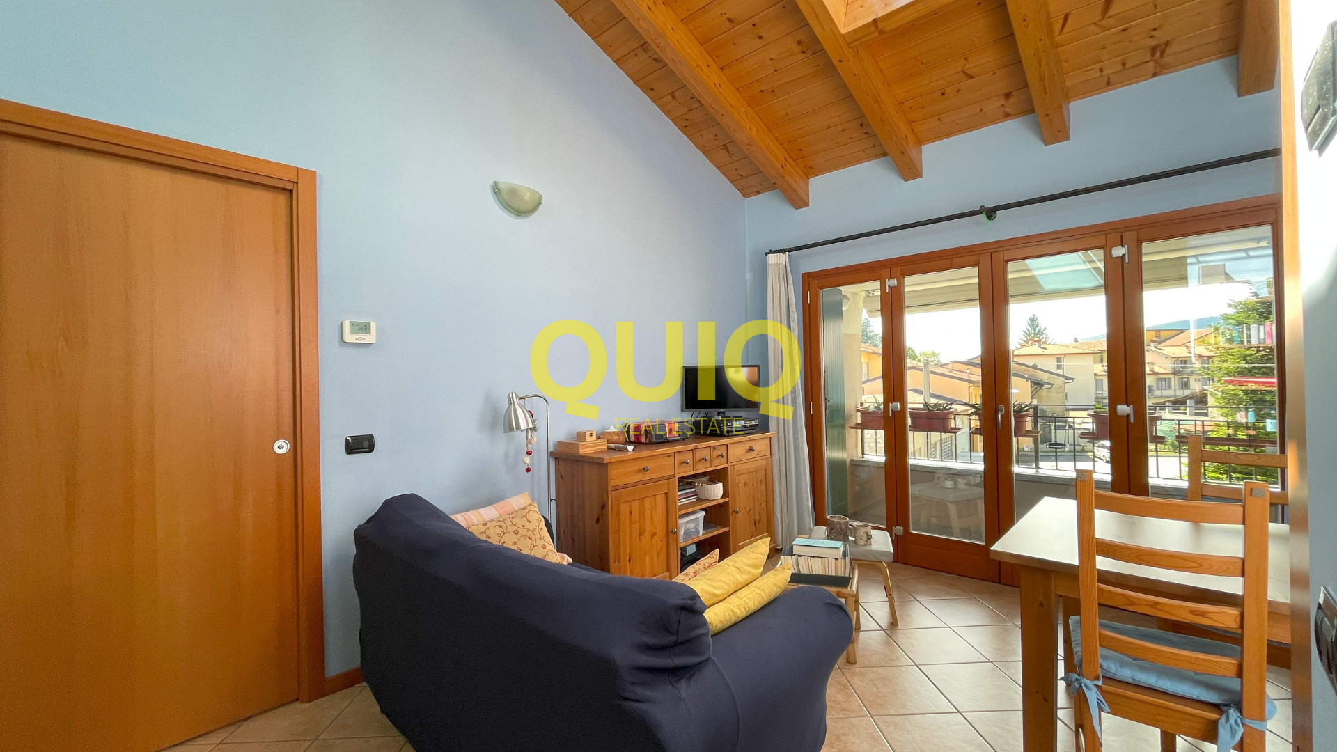 BOSISIO PARINI, BILOCALE MANSARDATO CON BALCONE, POSTO AUTO E ZERO BARRIERE ARCHITETTONICHE
