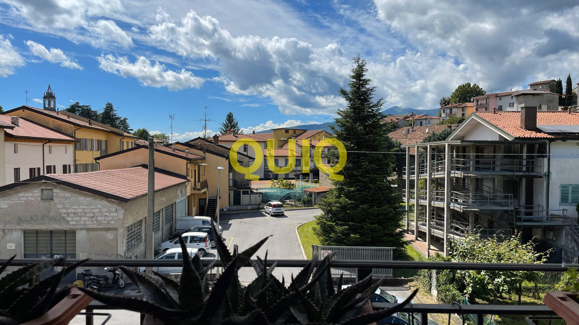 BOSISIO PARINI, BILOCALE MANSARDATO CON BALCONE, POSTO AUTO E ZERO BARRIERE ARCHITETTONICHE