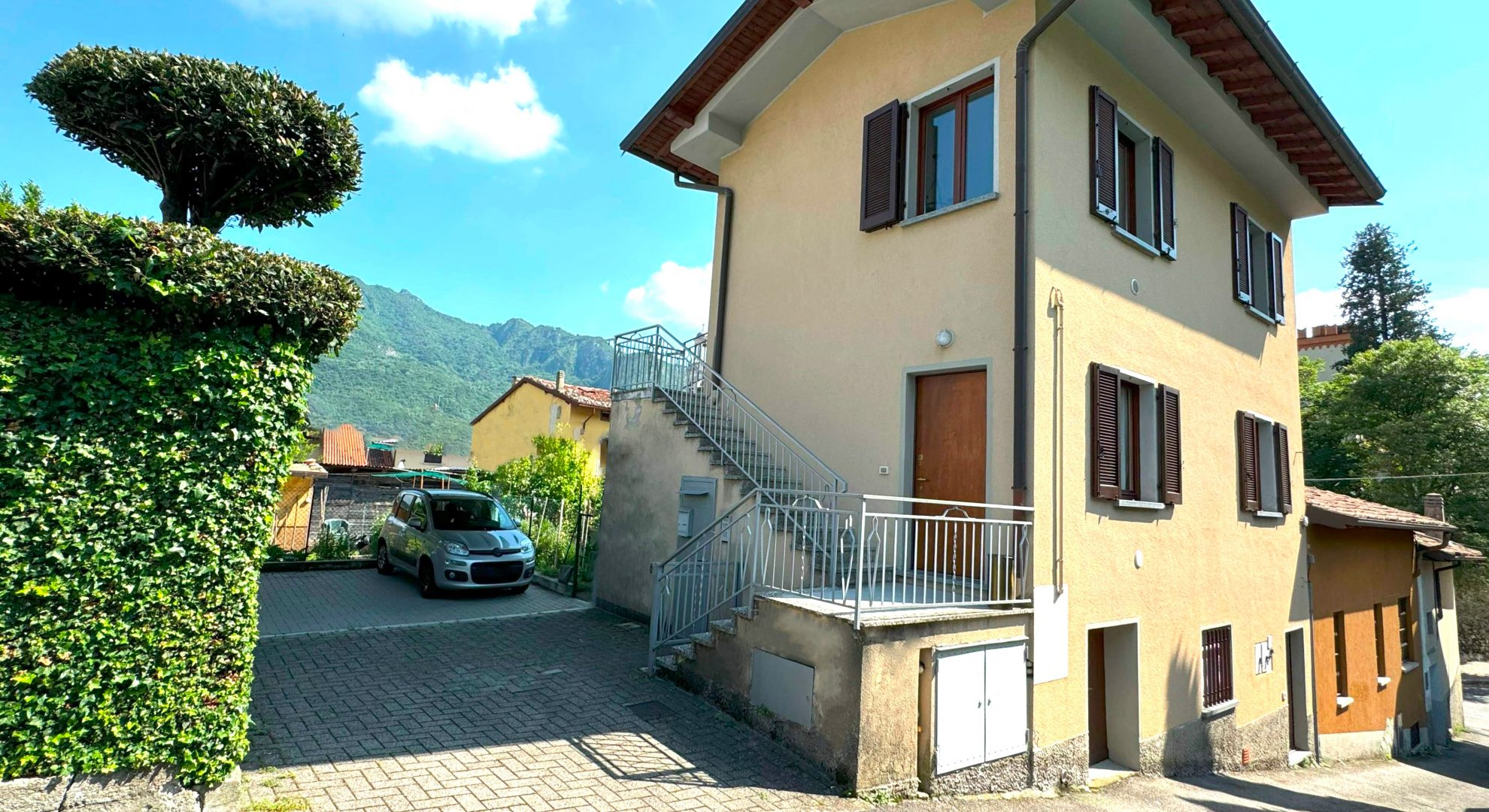 VALMADRERA, CASA INDIPENDENTE CON GIARDINO E  DUE POSTI AUTO