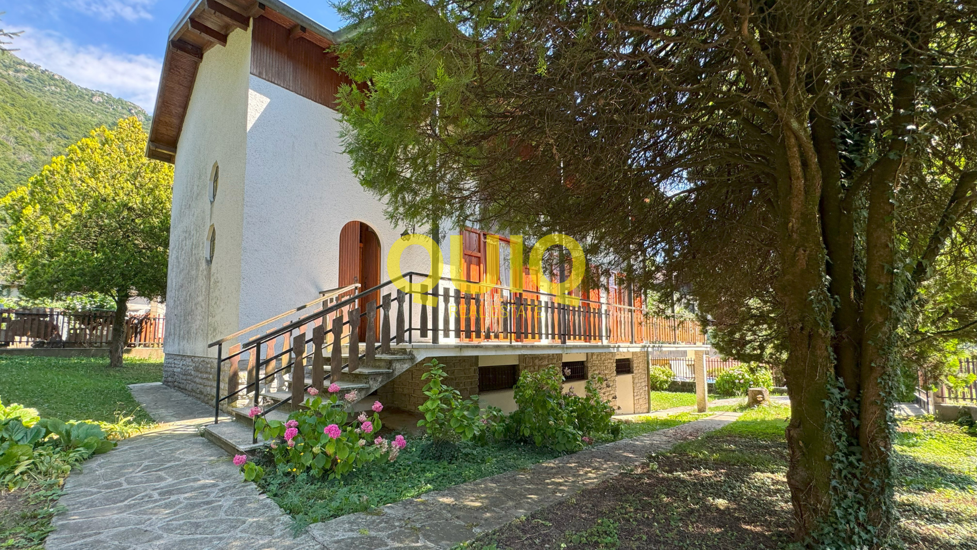 BALLABIO, VILLA SINGOLA LIBERA SU QUATTRO LATI CON GIARDINO