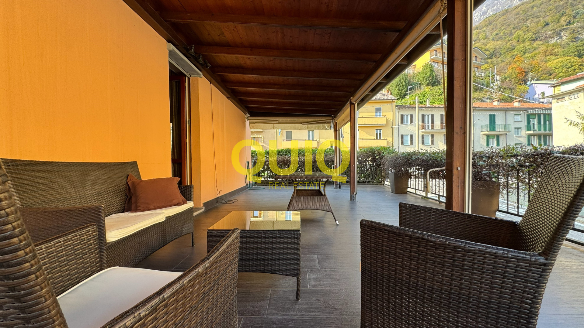 Valmadrera, trilocale con due terrazzi, doppi servizi e posto auto coperto – zero spese condominiali