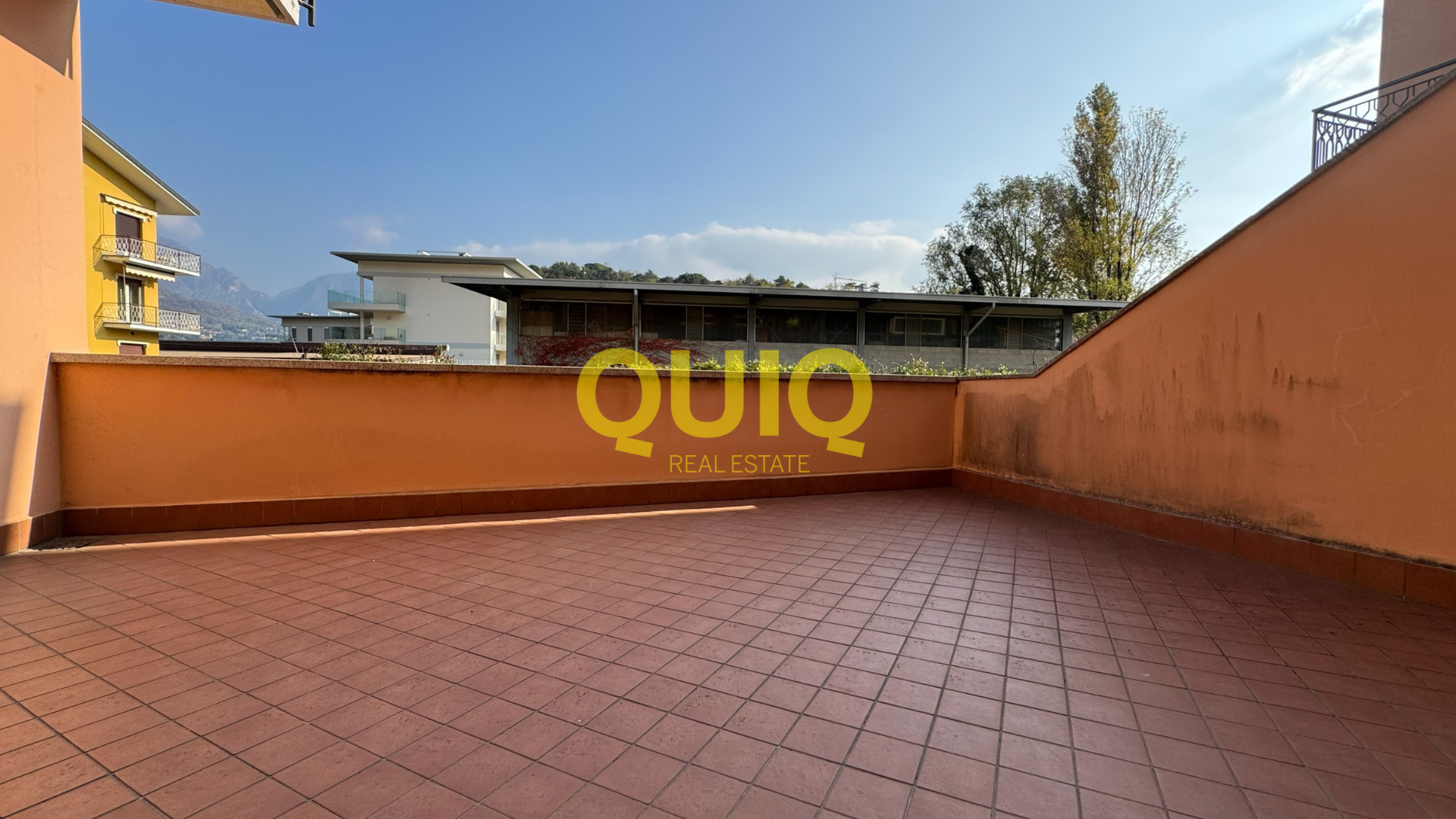 Valmadrera, trilocale con due terrazzi, doppi servizi e posto auto coperto – zero spese condominiali