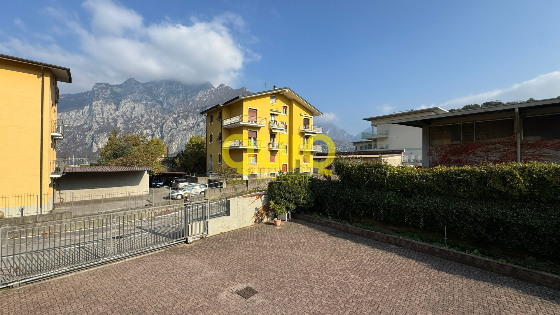 Valmadrera, trilocale con due terrazzi, doppi servizi e posto auto coperto – zero spese condominiali