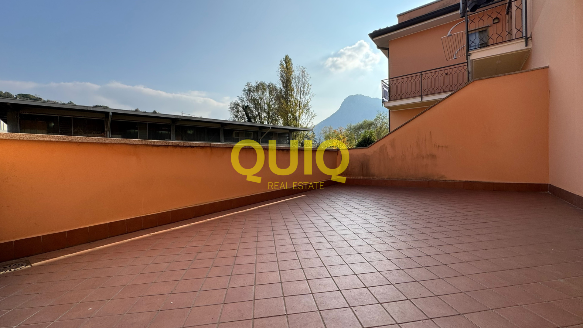 Valmadrera, trilocale con due terrazzi, doppi servizi e posto auto coperto – zero spese condominiali