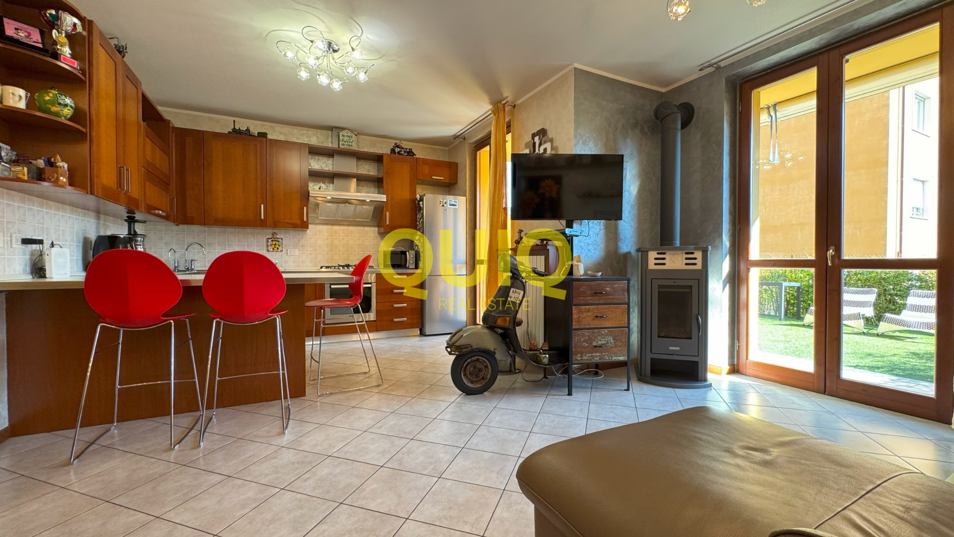 Valmadrera, trilocale al piano terra con box, cantina e doppio giardino