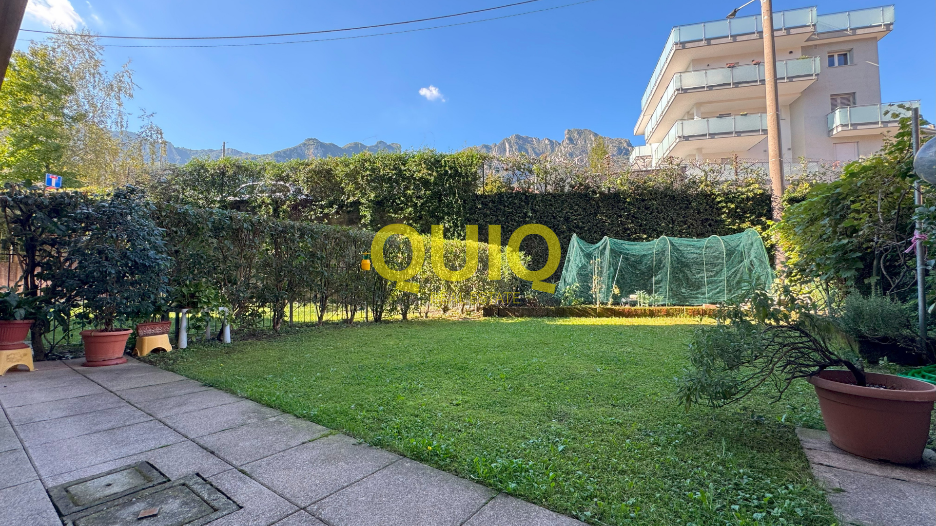 Valmadrera, trilocale al piano terra con box, cantina e doppio giardino