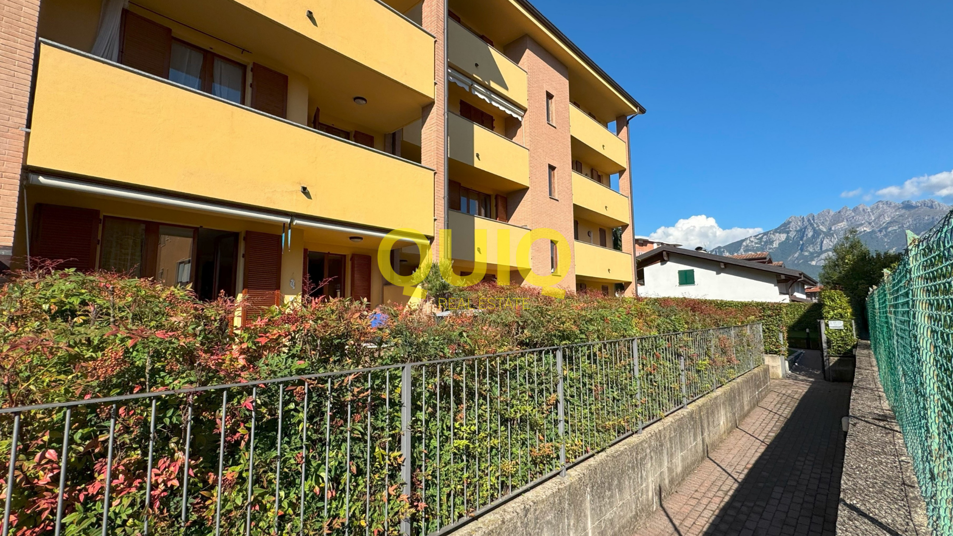 Valmadrera, trilocale al piano terra con box, cantina e doppio giardino